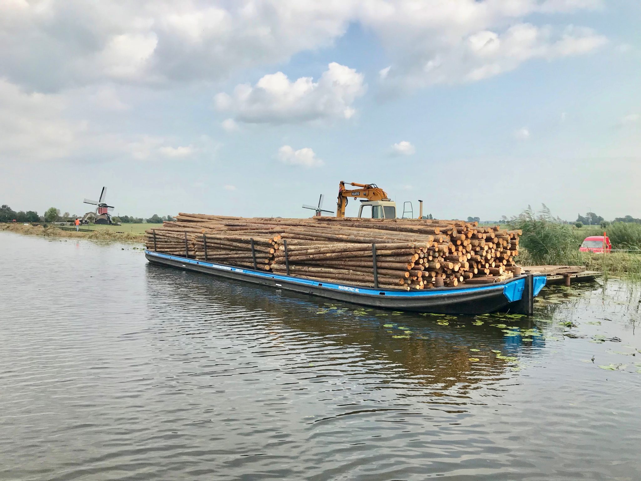 Watertranspport en verhuur van dekschuiten door Bakker Waterwerken